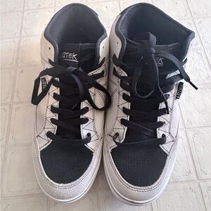 Lotek Dakota High-Top Sneakers in Black and White Size: 11.5